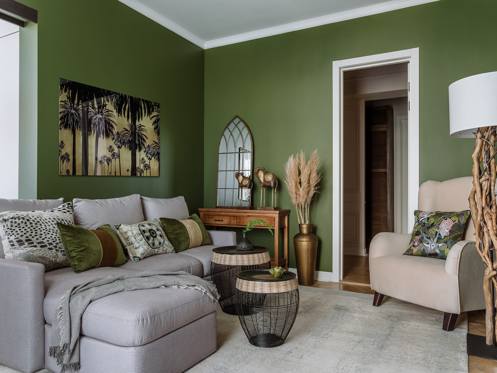 Как обыграть зеленые обои в комнате и не прогадать с ценой квартиры