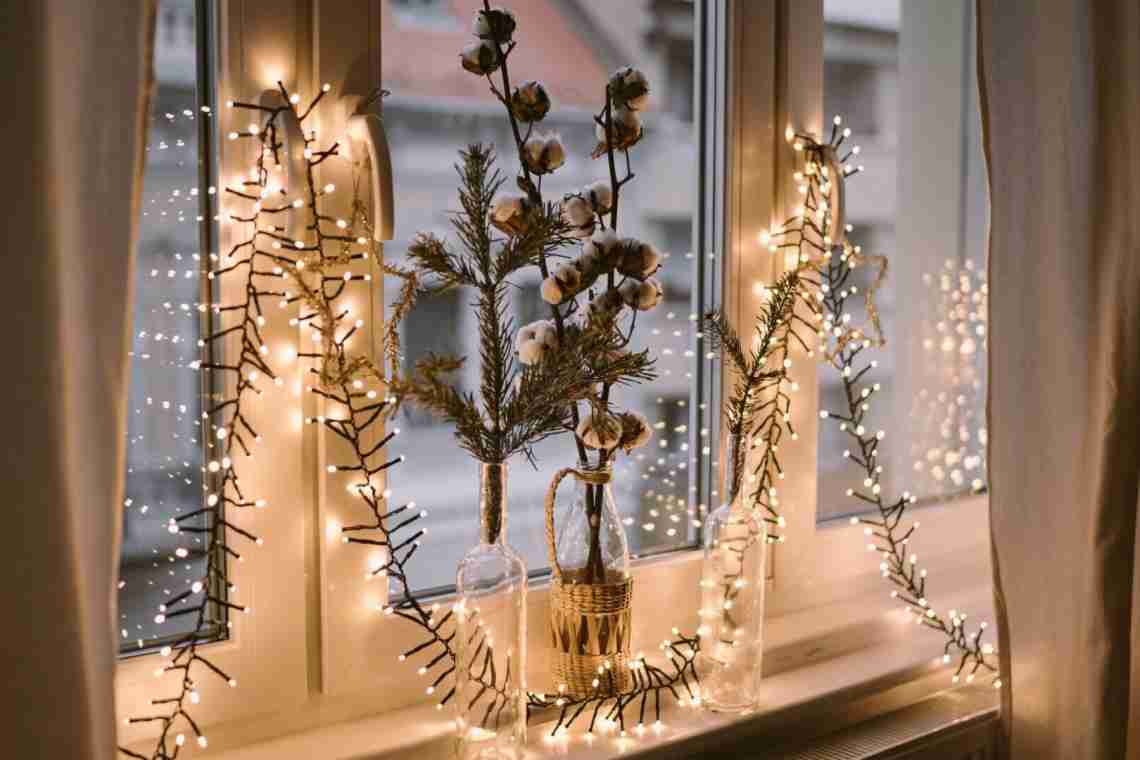 6 неожиданных идей для новогоднего окна, которые добавят ценности вашей квартире