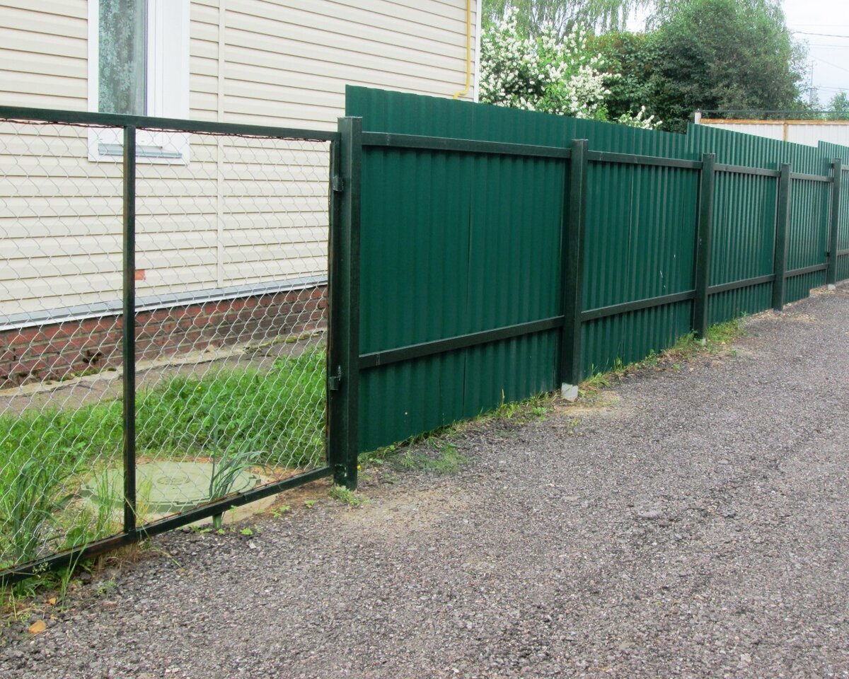 Сосед поставил забор из профлиста — можно ли его заставить снести