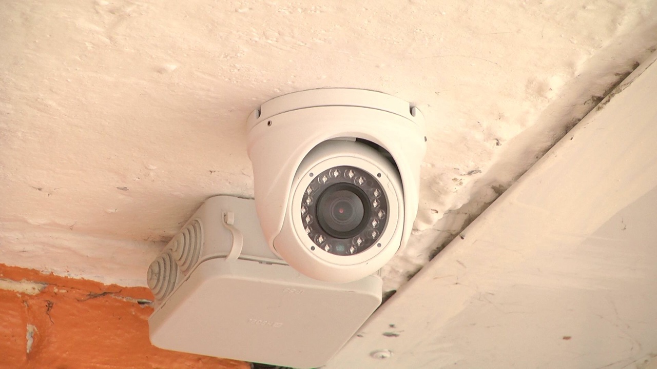 Камеры в подъезде сократили вандализм на 80% — реальный опыт жильцов