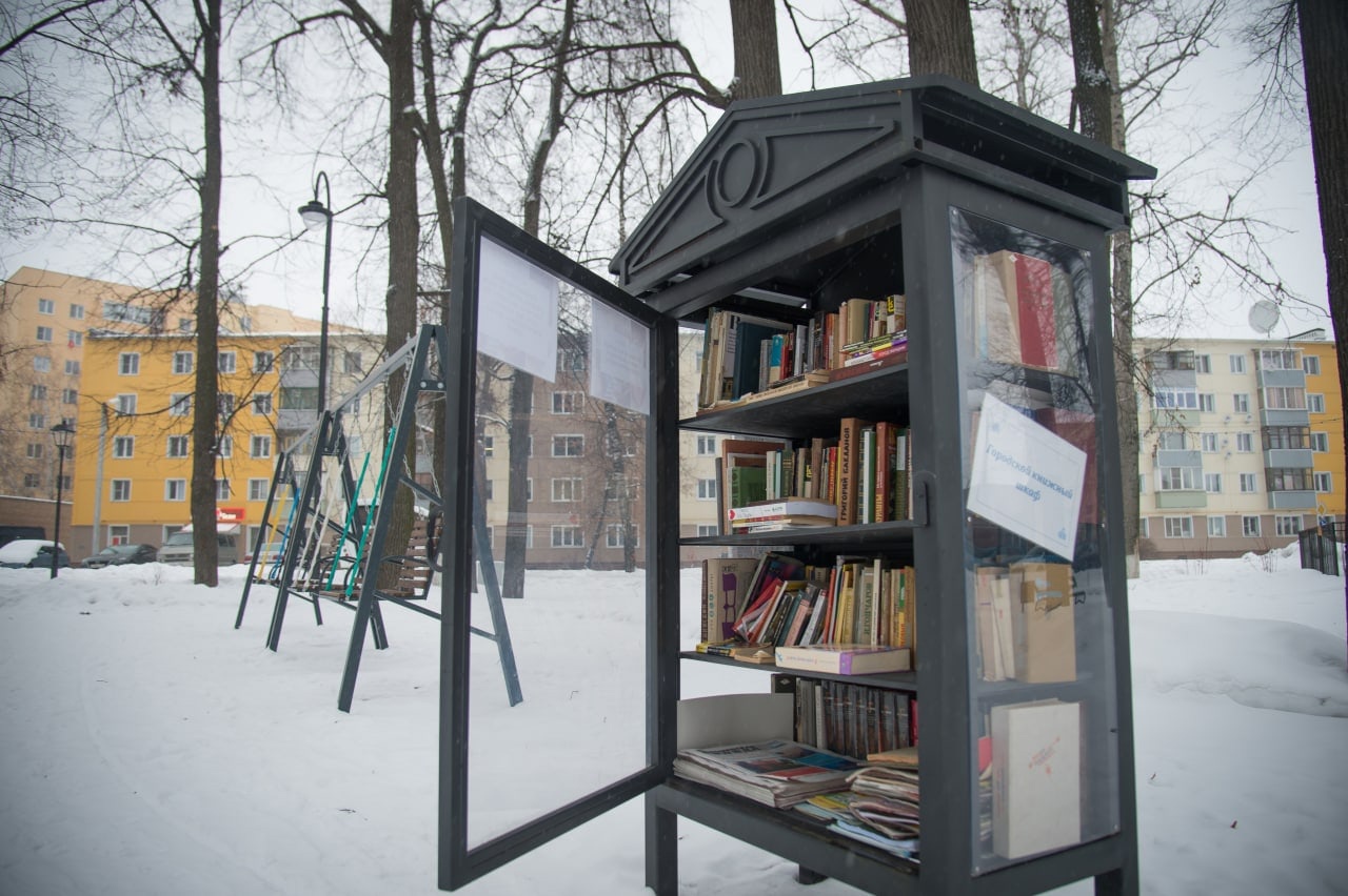 Как стеллаж для буккроссинга в подъезде повышает стоимость квартиры