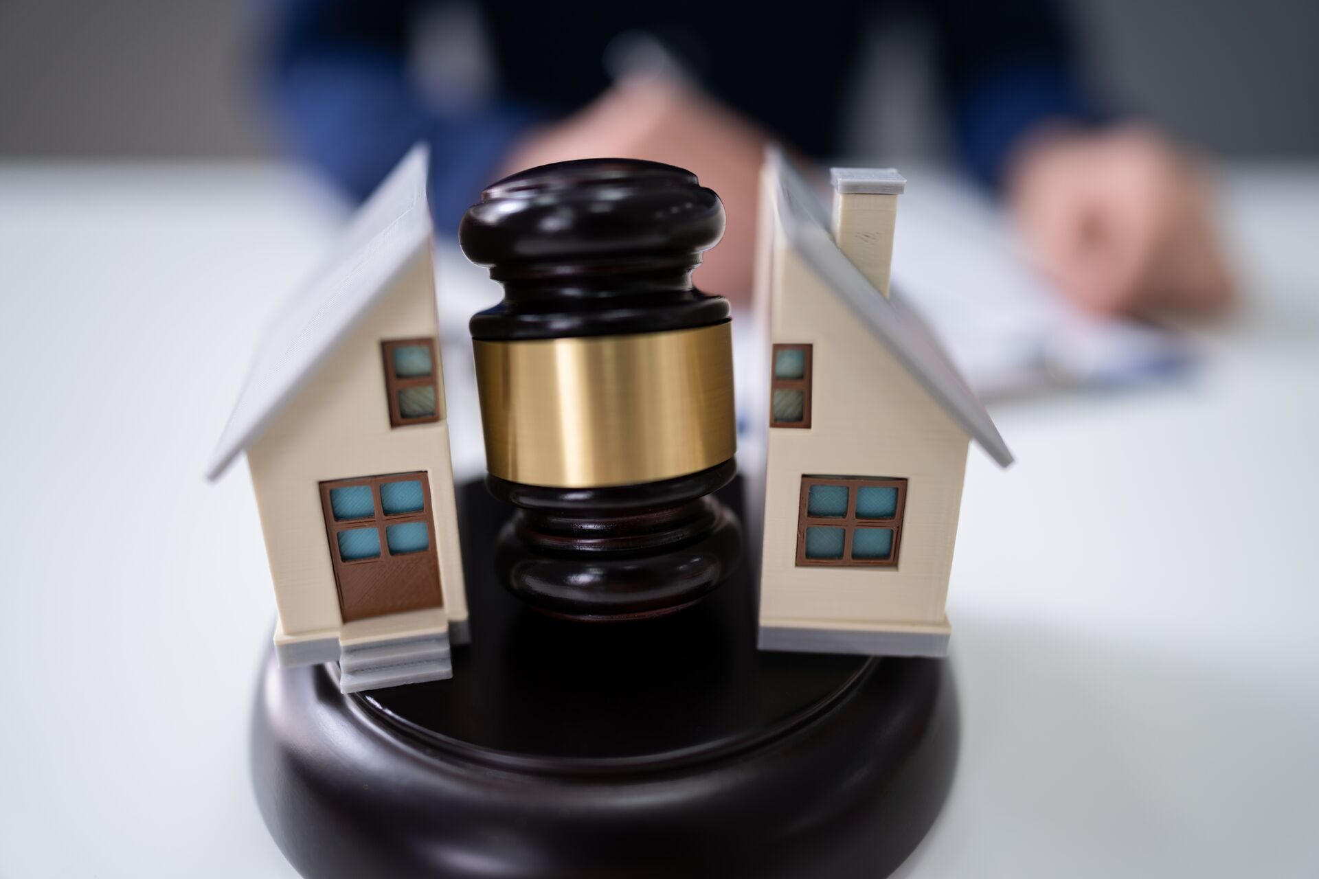 Как выписать из квартиры человека с правом пожизненного проживания и его семью