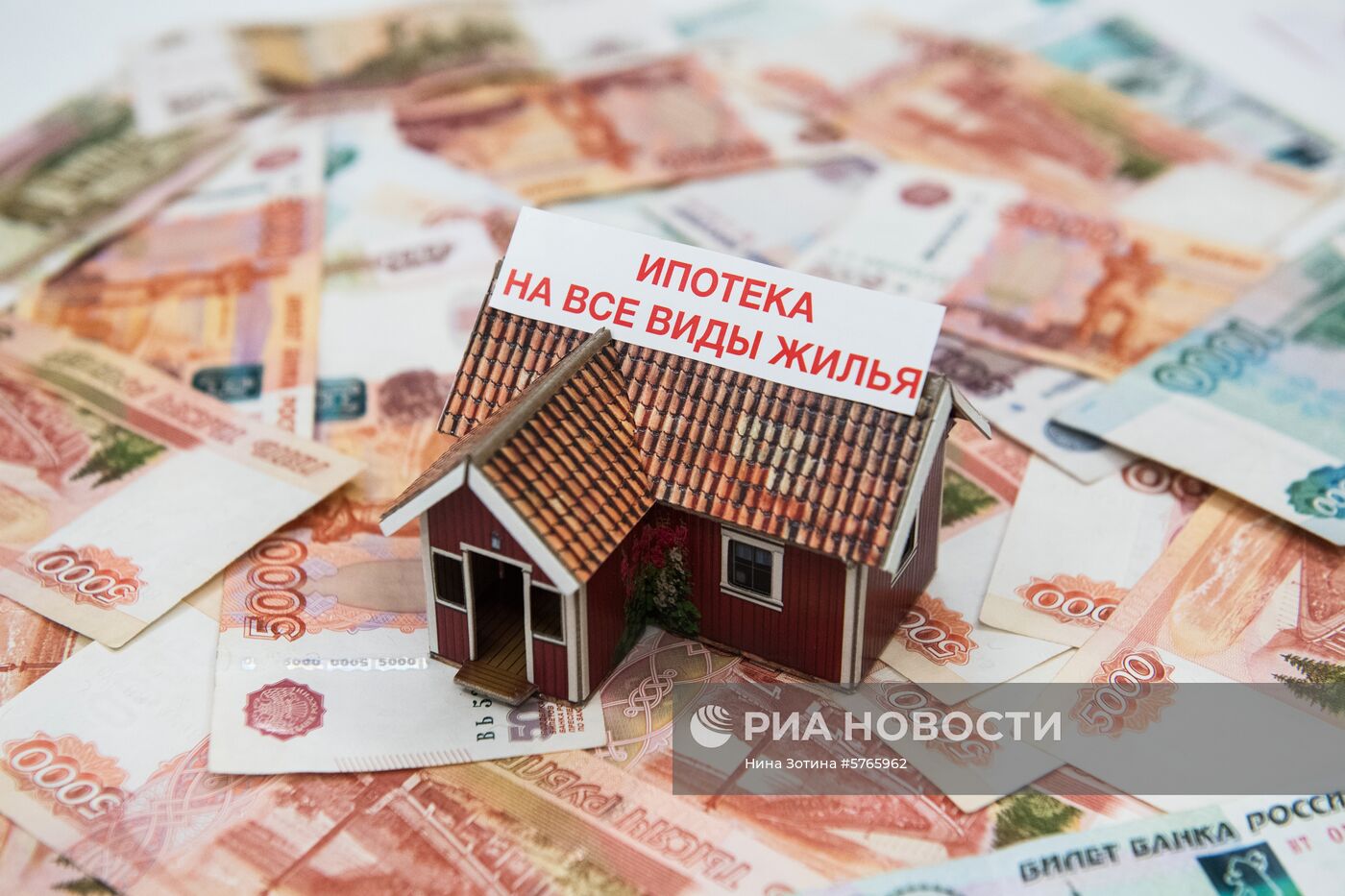 Семье нужно зарабатывать 103 200 ₽ в месяц чтобы взять ипотеку в 2025 году