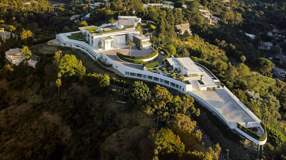 Джим Керри сбросил миллион долларов с цены своего особняка — что это значит для обычных покупателей